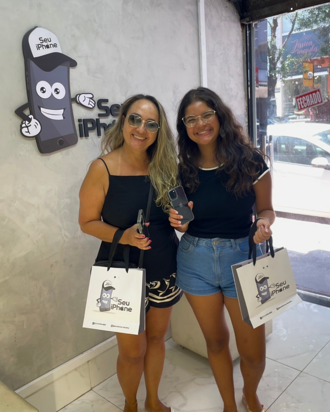 Clientes satisfeitas na loja Seu iPhone